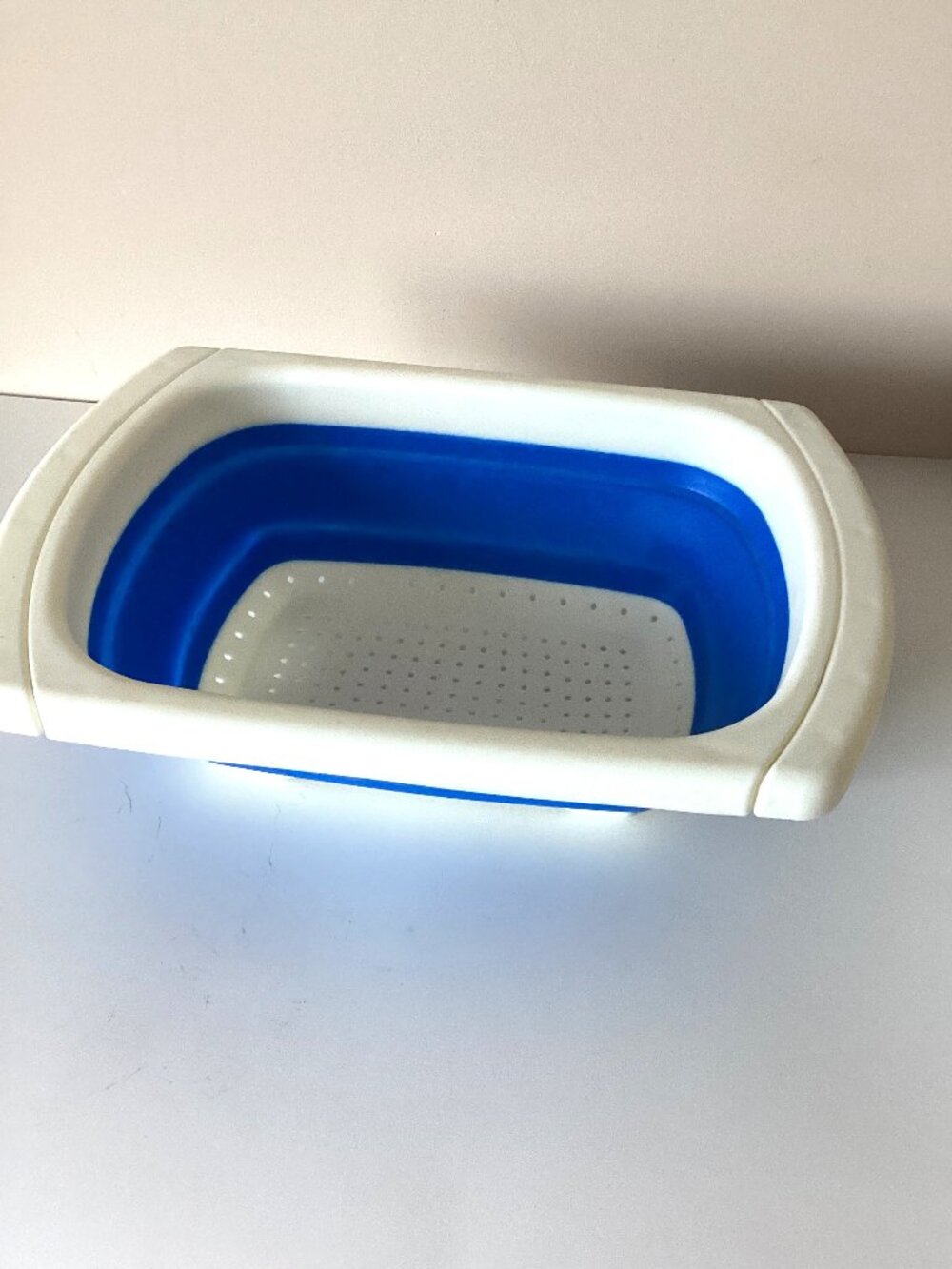 Expandable Collapsible Silicone Kitchen Colander Strainer Rests Over The Sink
